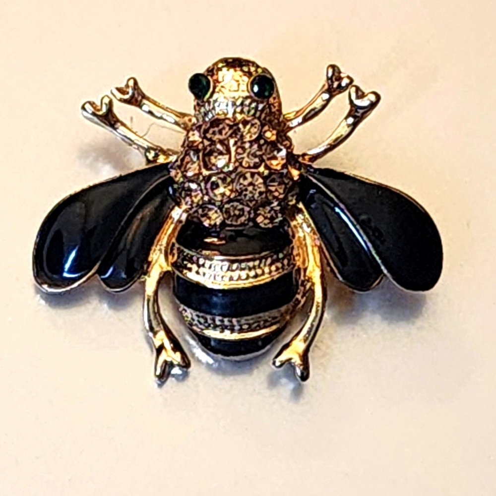 Brooch Bumble Bee Brooch Beautiful Enamal wings & Stunning  crystals